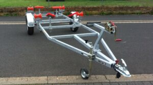 Trailer rote Rollen
